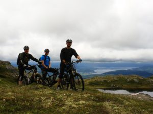 Syklister med fjordbakgrunn